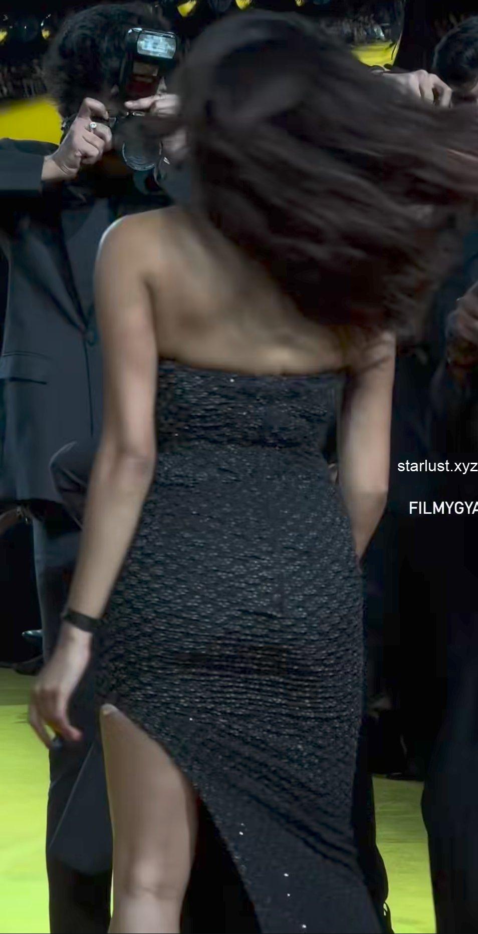 jahnvi kapoor hot cleavage armpits and thighs show at lakme fashion week 2025 HD pics (12)