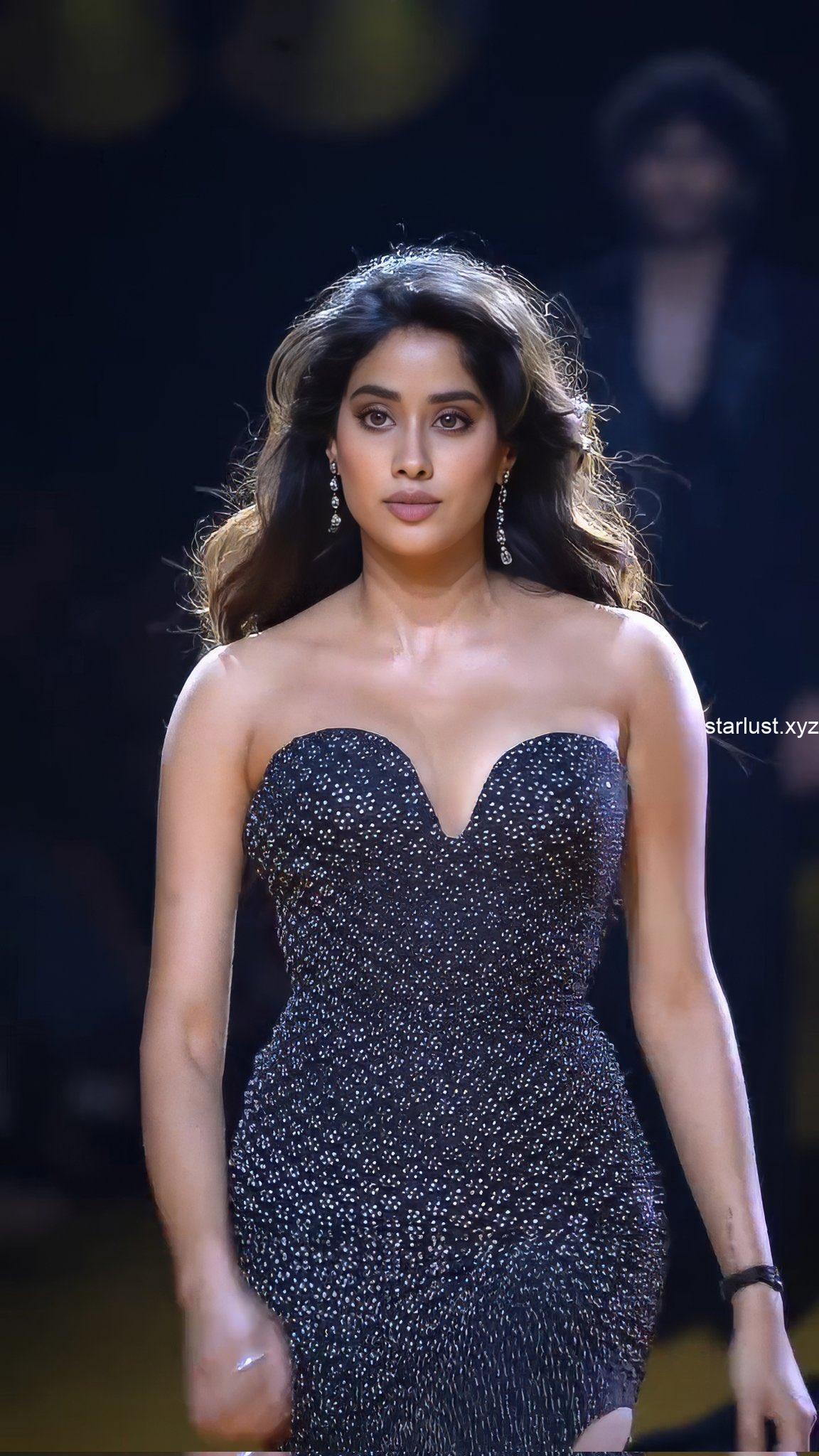 jahnvi kapoor hot cleavage armpits and thighs show at lakme fashion week 2025 HD pics (27)