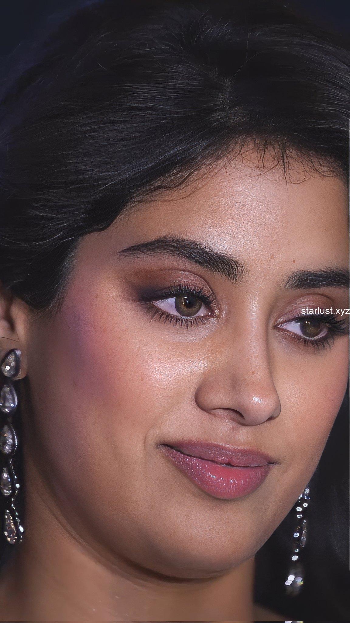 jahnvi kapoor hot cleavage armpits and thighs show at lakme fashion week 2025 HD pics (8)