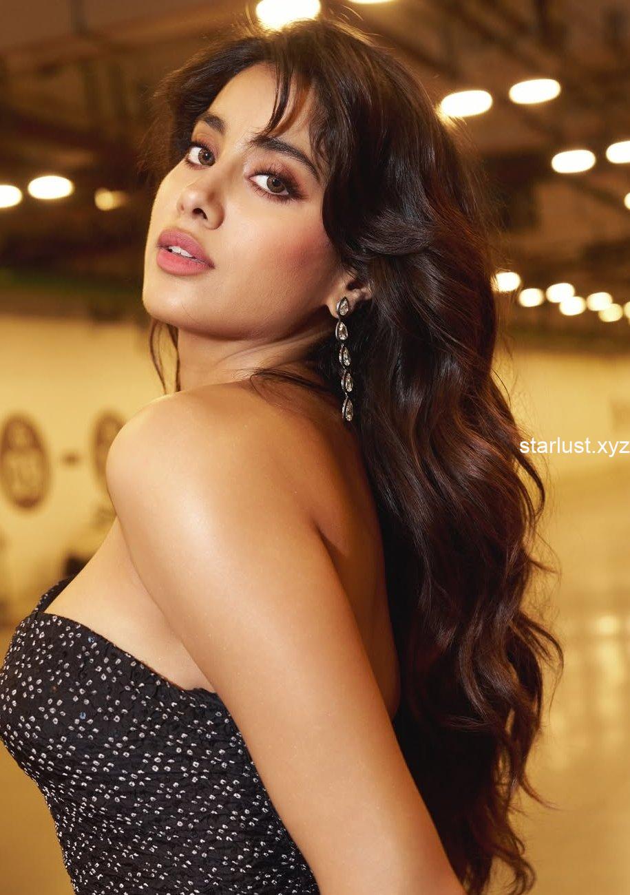 jahnvi kapoor hot cleavage armpits and thighs show at lakme fashion week 2025 HD pics (9)
