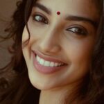 meenakshi chaudary hot cleavage navel and thighs photos HD (1)