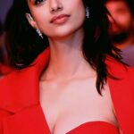 meenakshi chaudary hot cleavage navel and thighs photos HD (5)