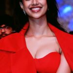 meenakshi chaudary hot cleavage navel and thighs photos HD (7)
