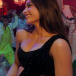 rashmika mandanna hot cleavage and navel show from sikandar movie 2025 (4)
