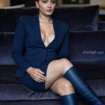 Anuska shetty stylish look with glasses and thighs,cleavage and navel show HD AI (176)