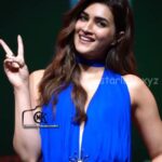 KRITI_SANON_HOT_BACKLESS_SHOW_IN_BLUE_GOWN (10)