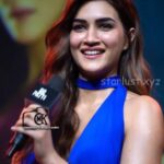 KRITI_SANON_HOT_BACKLESS_SHOW_IN_BLUE_GOWN (11)