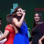 KRITI_SANON_HOT_BACKLESS_SHOW_IN_BLUE_GOWN (30)