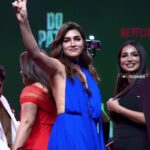 KRITI_SANON_HOT_BACKLESS_SHOW_IN_BLUE_GOWN (31)