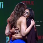 KRITI_SANON_HOT_BACKLESS_SHOW_IN_BLUE_GOWN (33)