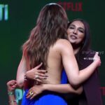 KRITI_SANON_HOT_BACKLESS_SHOW_IN_BLUE_GOWN (35)