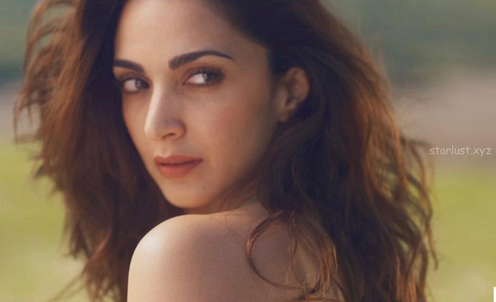 Kiara advani hot in two piece micro bikini exposing booty navel and cleavage in war2-starlust (5)