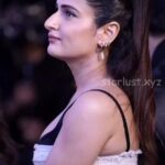 fatima_sana_sheik_hot_cleavage_and_thighs_HD (23)