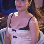 fatima_sana_sheik_hot_cleavage_and_thighs_HD (5)